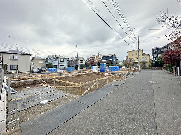 【前面道路含む現地写真】住まいの快適性と確かな安全性を充実させた設備、仕様です。
