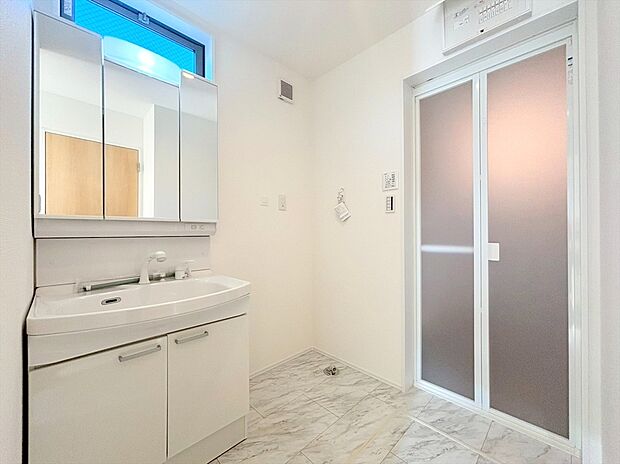 【【三面鏡付洗面台】】大きな三面鏡がついた洗面化粧台。鏡の裏にも収納があり洗面台がすっきりと片付きます