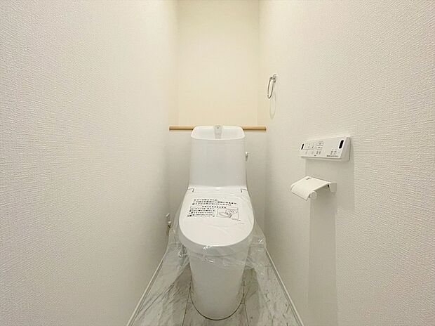 【【温水洗浄便座】】トイレは清潔感のあるオフホワイト♪　毎日使う場所だからこそお手入れも楽々にできる機能が搭載。汚れが付着しにくい便器でお掃除も楽々。