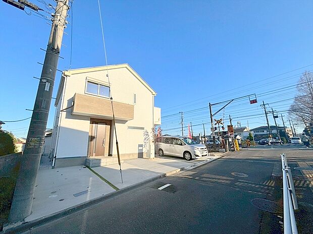 【駐車場】カースペースはコンクリート仕上げ。雨の日も足元は気になりません！