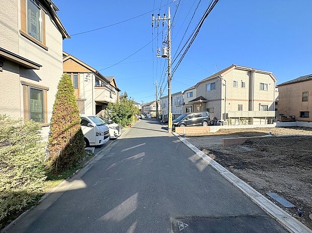 【前面道路】前面道路は車通りも少なく、お子さまのいるご家庭でも安心ですね。