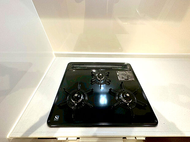 【3口ガスコンロ】 凹凸が少ないフラットトップコンロ。お掃除もラクラクです。