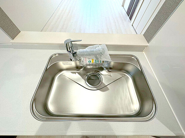 【浄水機能付き蛇口】浄水器をスリムに内蔵したハンドシャワー式の水栓金具です。いつでもおいしい水をいつでも手軽に使えます