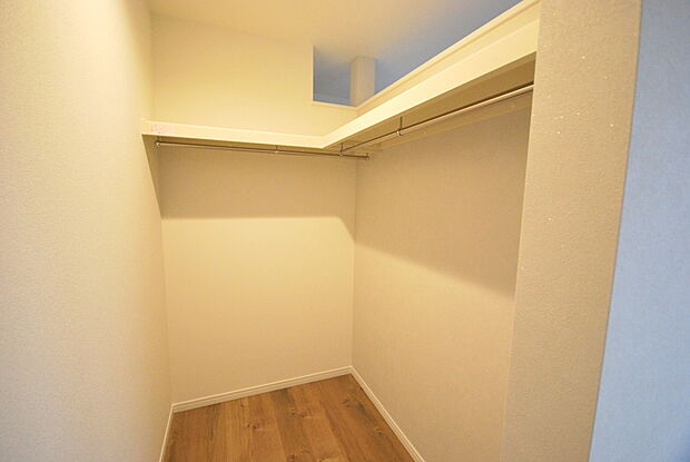 【ウォークインクローゼット】嬉しい大型収納は衣替え不要ですぐに使え、片付け上手に!
