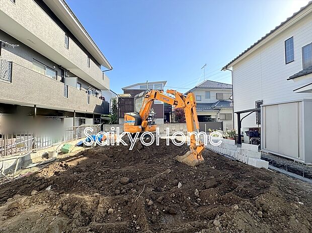 【現地外観写真】穏やかな雰囲気漂う、緑と調和した街並みに建つ新築一戸建て。