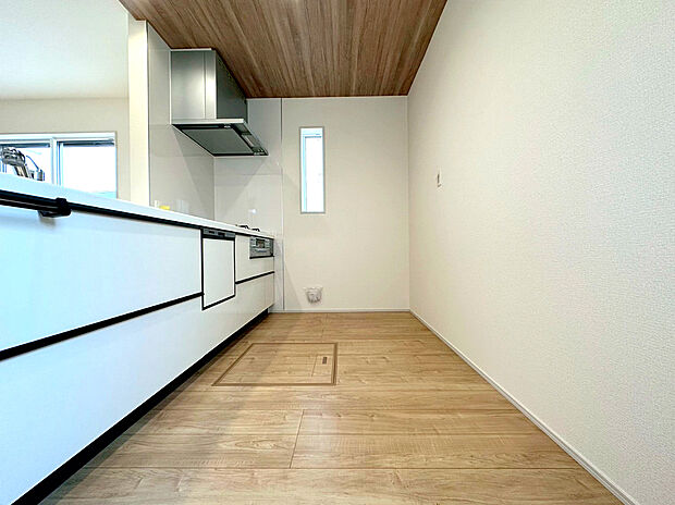 【キッチン】キッチンには食器洗い乾燥機や蛇口一体型浄水器を搭載。見た目も美しく大容量の収納も魅力的なシステムキッチンを採用しています。