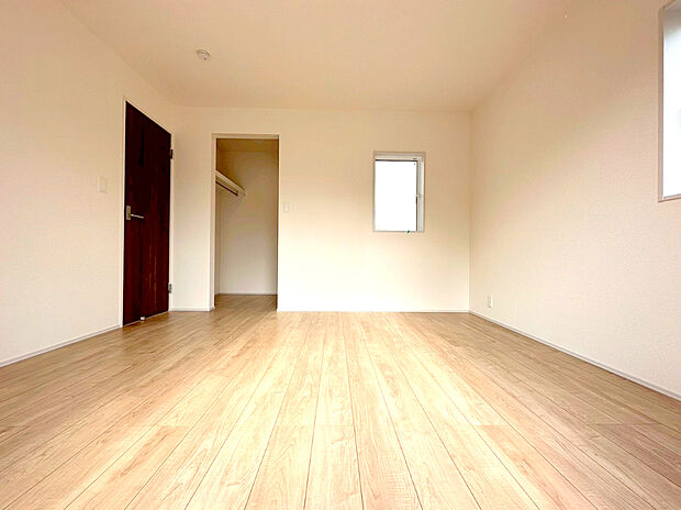 【居室】明るく風通しのいい部屋は自由なプライベート空間。ゆっくりとくつろぐスペースとしてもご利用いただけます!