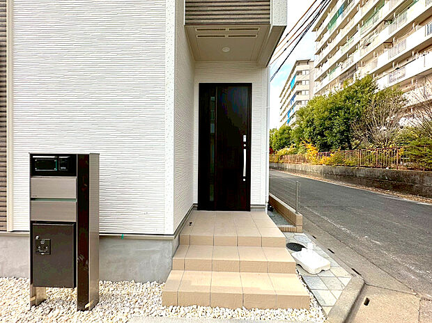 【玄関】家の顔となる玄関は、格調高いデザイン性が求められます。玄関は、高級感と断熱性、防犯性に優れた玄関ドアを標準装備。