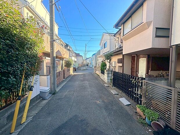 【前面道路含む現地写真】住まいの快適性と確かな安全性を充実させた設備、仕様です。
