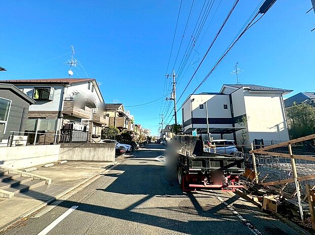【前面道路含む外観】前面道路は6mの幅広な道路です。入出庫の際もらくらくです。