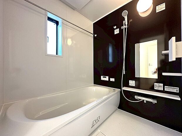 【浴室】重厚感と清潔感のある浴槽は汚れが落ちやすくお手入れも簡単。浴室はお子さんや年配の方でも安心なバリアフリー仕様。ヒートショックを防止する暖房換気乾燥機も標準仕様。
