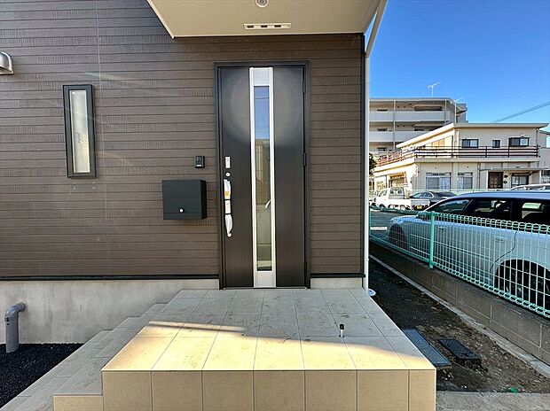 【玄関カードキー】ボタンを押して、カードキーやタグキーを“かざす”だけで施解錠！荷物を抱えながら、「カギはどこにしまったのかしら」そんな面倒がなくなります。
