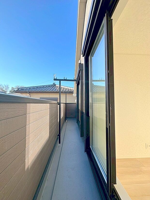 【バルコニー】洋室２部屋分に面しているので、お布団干しにも大変便利ですね。