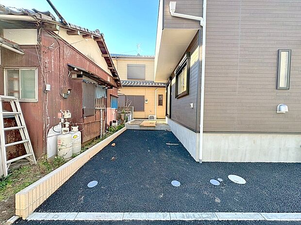 【駐車場】カースペースはコンクリート仕上げ。雨の日も足元は気になりません！