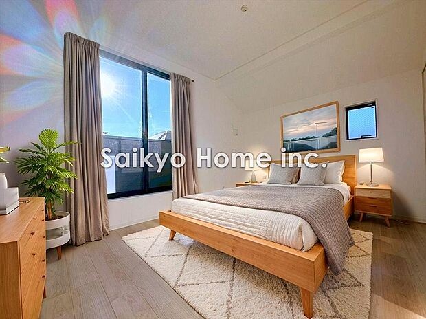 【居室】明るく開放感のある洋室。昼間は豊かな陽光が心地よく、夜はゆったりと落ち着いた空間に。。※家具等はCG加工しております。