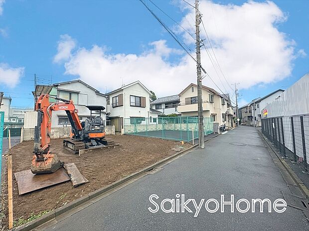 【前面道路含む外観】穏やかな雰囲気漂う、緑と調和した街並みに建つ新築一戸建て。