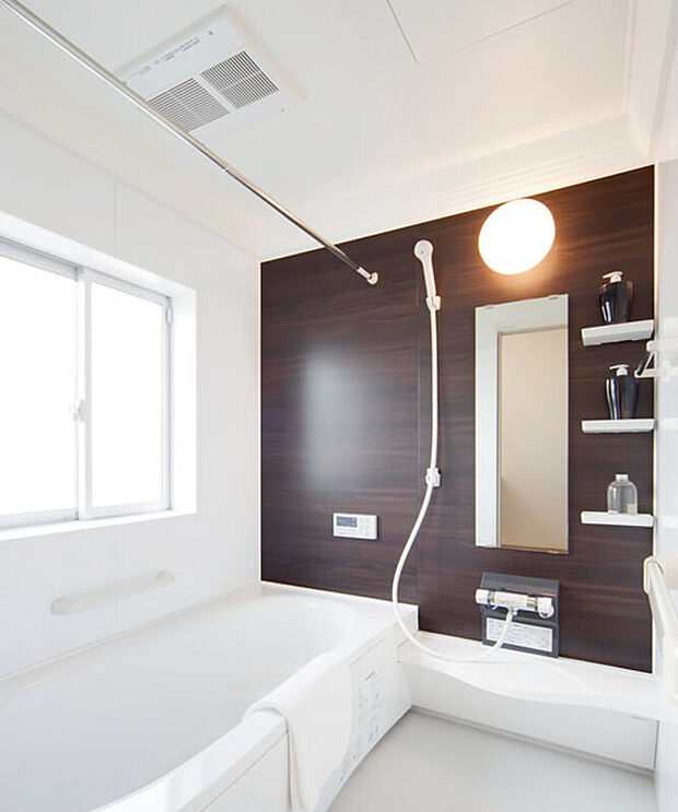 【浴室】バリアフリー設計で安心のバスルームは、親子入浴に最適な浴槽内ステップ付き。ドアはパッキンをなくし、床は乾燥が速いのでカビの発生を抑えます