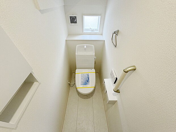 【■現地トイレ写真■】最新装備満載の節水ウォシュレット♪オート開閉で清潔＆快適です♪節水機能もありお掃除楽々凸凹も少ないです♪圧迫感も全くありません♪