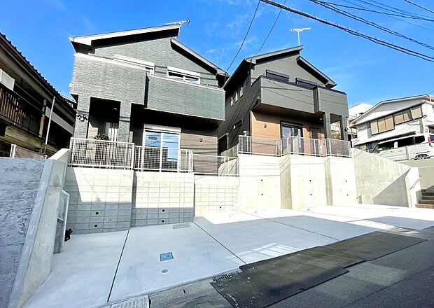 いよいよ完成、黒い外観の住宅はクールでモダンな印象を与え高級感が出る色合いです。完成見学会受付中！