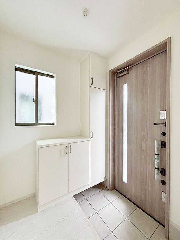 (1号棟)☆シューズボックス☆大容量のシューズボックス♪飾り棚にはフォトフレームやお花を飾るのも素敵です♪