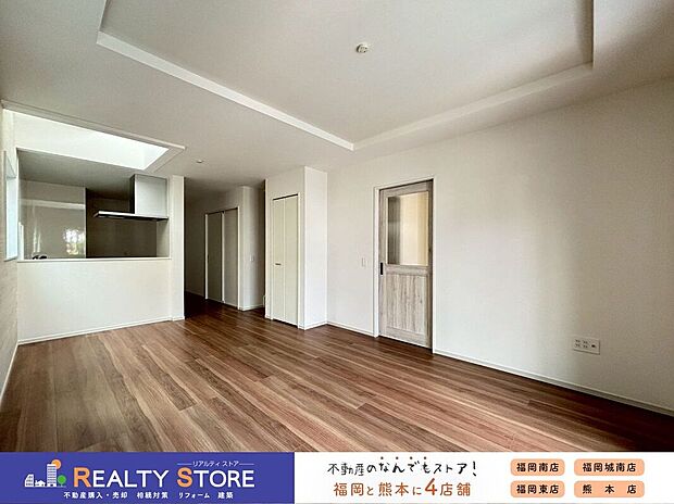 〈2号棟〉☆リビング☆南向き二面採光のリビング♪家具の配置がしやすい窓設計です♪