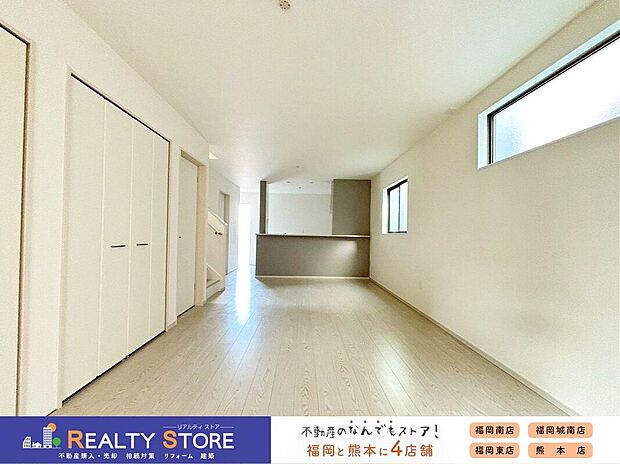 〈3号棟〉☆リビング☆南向き三面採光のリビング♪家具の配置がしやすい窓設計です♪