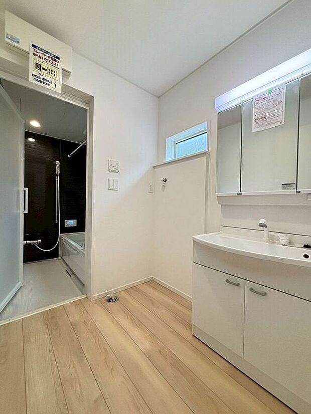 〈2号棟〉☆洗面室☆横長の小窓があり明るい洗面室♪