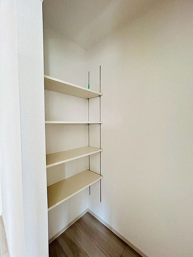 〈2号棟〉☆パントリー☆日用品や食品ストックなどの保管場所に便利なスペース♪