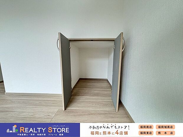 〈B号棟〉いつも使う荷物やお掃除道具の収納に便利ですね♪