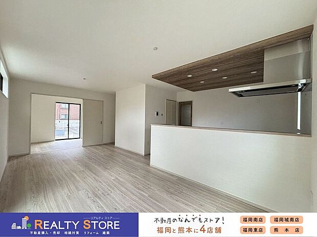 〈2号棟〉南向き二面採光のリビング♪家具の配置がしやすい窓設計です♪