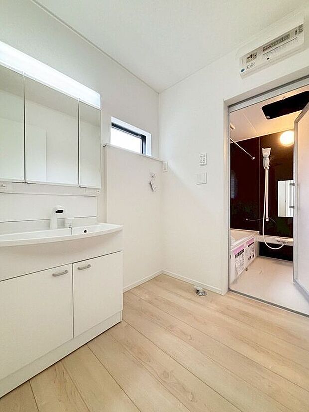 【洗面】〈2号棟〉☆洗面室☆換気ができる小窓付きの洗面室♪家事導線がとりやすい広さがあります♪