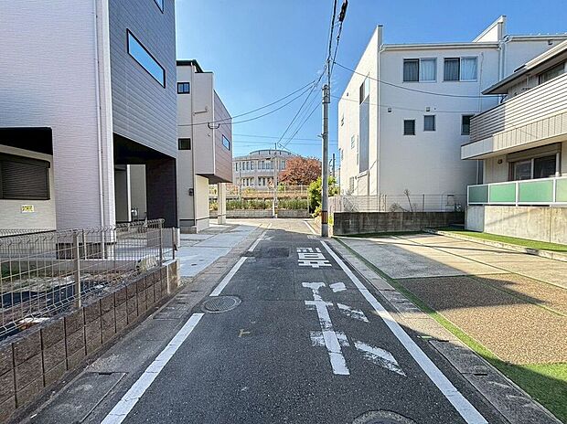 【前面道路含む外観】☆現地【2025年11月】撮影☆