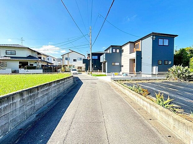 【前面道路含む外観】☆現地【2025年11月】撮影☆