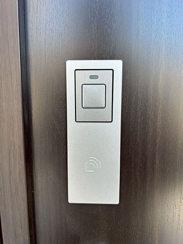 【その他設備】買い物などで荷物が多い日も、玄関扉のボタンを押すだけで楽々開錠♪