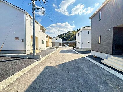 前面道路含む外観