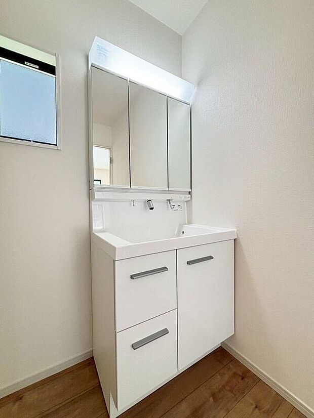 【洗面】〈1号棟〉☆洗面化粧台☆便利な三面鏡仕様♪朝やお出掛け前の身だしなみチェックも楽に出来ますね♪