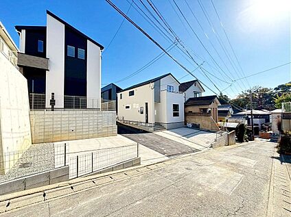 前面道路含む外観