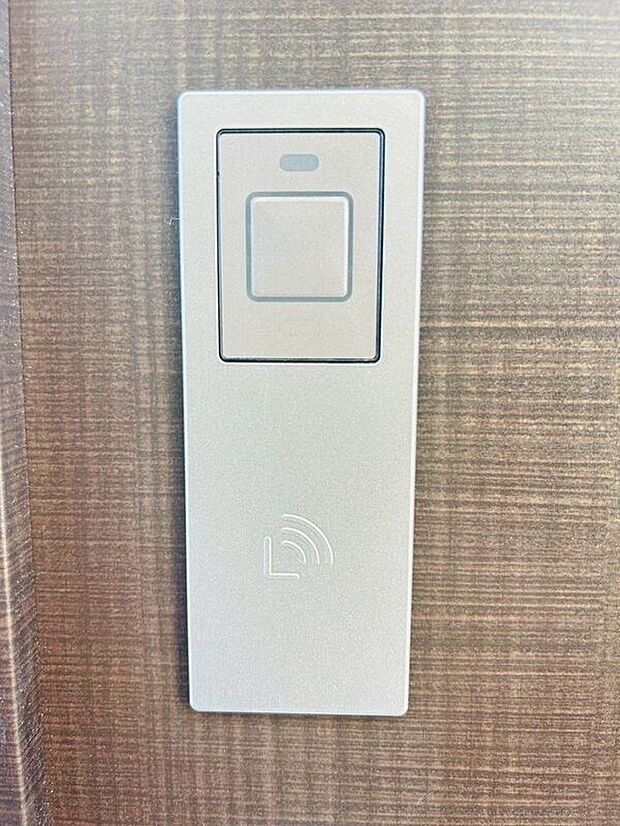 【その他設備】買い物などで荷物が多い日も、玄関扉のボタンを押すだけで楽々開錠♪