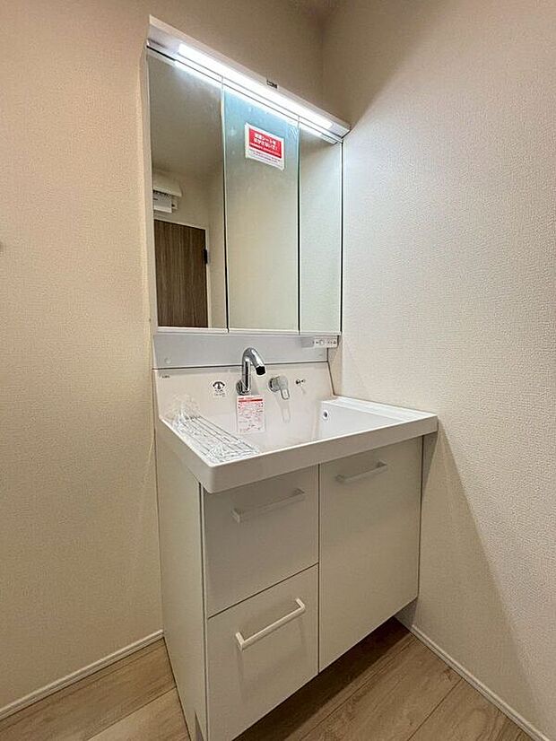 【洗面】〈3号棟〉☆洗面化粧台☆便利な三面鏡仕様♪朝やお出掛け前の身だしなみチェックも楽に出来ますね♪