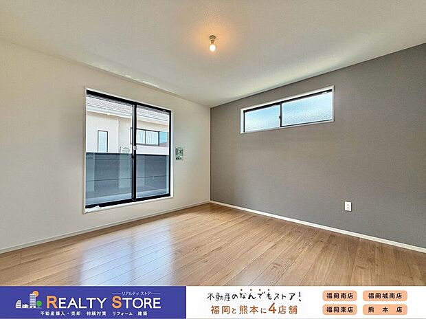 【室内】〈1号棟〉バルコニーに面した明るいお部屋♪主寝室におすすめ♪
