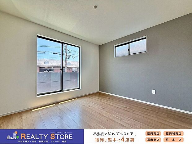【室内】〈2号棟〉バルコニーに面した明るいお部屋♪主寝室におすすめ♪