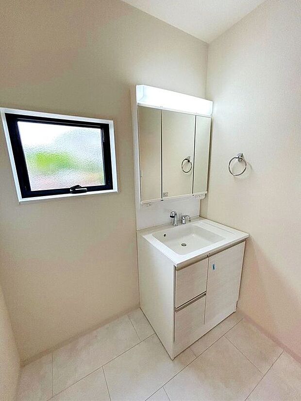 【１号棟：洗面化粧台】便利で見やすい三面鏡タイプ♪窓付のパウダールームで換気はしっかり出来ますね♪