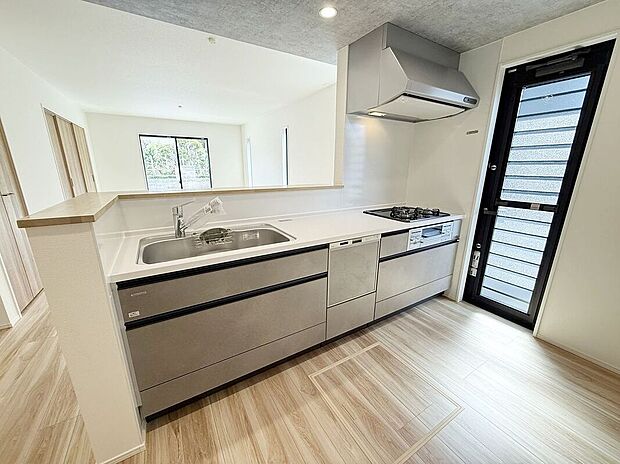 ☆1号棟☆【システムキッチン】広いシンクで洗い物も余裕のスペース♪お料理中も会話ができる対面キッチン♪