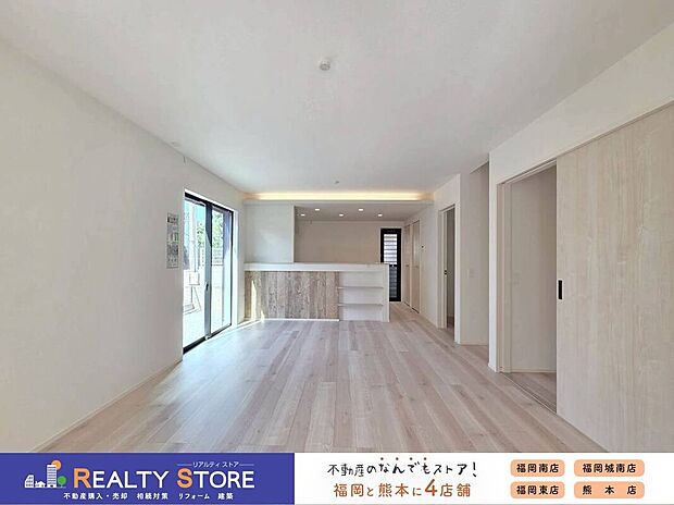 ☆1号棟☆【リビング】キッチンからリビング全体を見渡せます♪お子様の様子を見ながら家事ができますね♪