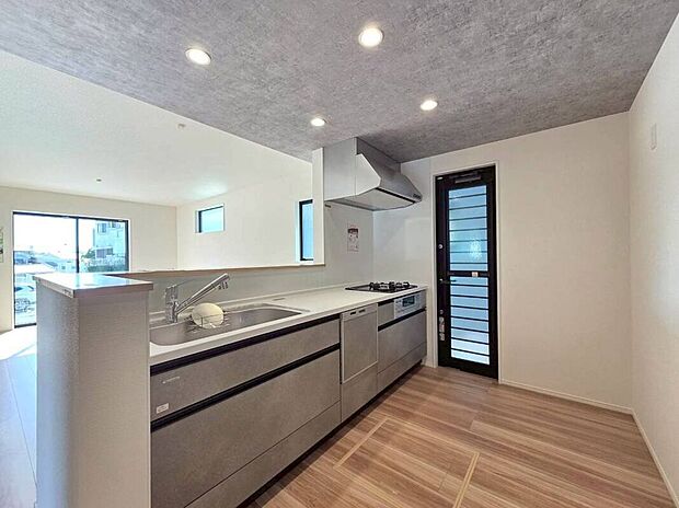 ☆3号棟☆【システムキッチン】食洗機付きのシステムキッチン♪広いシンクと作業台でお料理前後も快適です♪