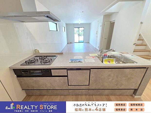 ☆2号棟☆【システムキッチン】キッチンはお料理中でもご家族との会話が楽しめるフルオープンの対面キッチン♪『お子様を見守りながら』の安心感があります。