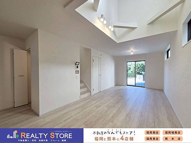 ☆3号棟☆【リビング】吹抜けで解放感と明るさを実現♪自然光が降り注ぐ、家族安らぐ心地よい空間です。