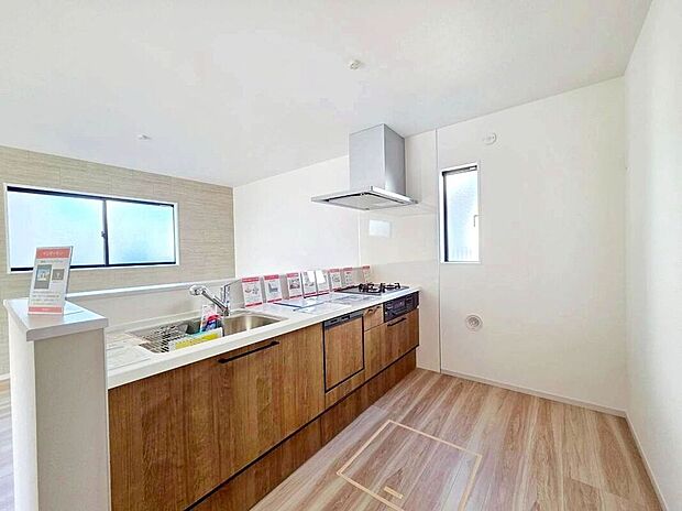 ☆1号棟☆【システムキッチン】食洗機付きのシステムキッチン♪広いシンクと作業台でお料理前後も快適です♪