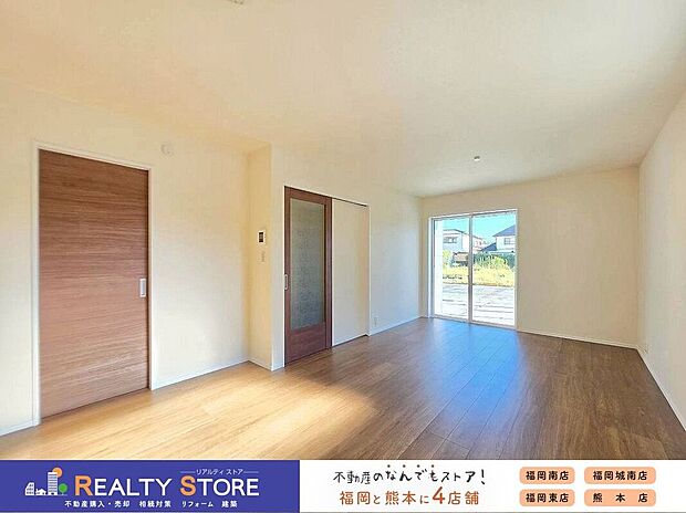 ☆2号棟☆【寛ぎの空間】リビングは家族全員の集まる憩いの場、この場所を通じて家族の楽しい会話が聞こえてきそうなリビングですね♪