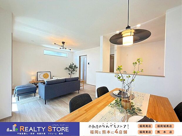 【居心地の良いリビング】一日の中で多くの時間を過すことになるリビングダイニングだからこそ、いつも穏やかな空間であることが必然。爽やかな通風と採光を存分に感じる事が出来る空間です。